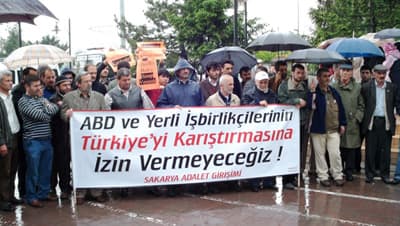 <font face="verdana,geneva" size="2">Bizler inanıyoruz ki, adalet ve &ouml;zg&uuml;rl&uuml;k ancak darbeci egemenlik anlayışı ile y&uuml;zleşildiğinde sağlanabilir. Aksi takdirde laik-antilaik, Alevi-S&uuml;nni ya da T&uuml;rk-K&uuml;rt &ccedil;atışmaları yaratarak imtiyazlarını korumak isteyenler, geleceğimizi karartmak i&ccedil;in her t&uuml;rl&uuml; yola başvurmaya devam edeceklerdir.<br /><br /><font color="#cc0000">Evet, artık birbirine d&uuml;şman edilmek istenen halkların değerlerinin ve hassasiyetlerinin şeytani ve kanlı senaryolar i&ccedil;in kullanıldığını fark etmeleri gerekiyor.</font> Medyada hemen her g&uuml;n benzer provakatif teşebb&uuml;slerle nefret ve korku oluşturmaya y&ouml;nelik eylemlerin arkasındaki yapıların ifşa edildiği bir s&uuml;re&ccedil;te ve t&uuml;m yaşananlardan sonra&nbsp; resmi ideoloji kaynaklı sistematik bir zul&uuml;m mekanizmasının nasıl işlemeye devam ettiğini, kanlar akıtıldıktan, yıllarca s&uuml;recek d&uuml;şmanlık tohumları atıldıktan sonra mı fark edeceğiz?<br /><br /><font color="#cc0000">Hayır, bizler bu oyuna gelmeyeceğiz.</font> T&uuml;rk&uuml;n de K&uuml;rt&rsquo;&uuml;n de, &Ccedil;erkes&rsquo;in, Laz&rsquo;ın, G&uuml;rc&uuml;&rsquo;n&uuml;n de bu &uuml;lkenin ger&ccedil;ek sahipleri olduklarını ve kanlarının birbirlerine haram olduğu ger&ccedil;eğini bıkmadan usanmadan s&ouml;ylemeye devam edeceğiz.<br /><br /></font>