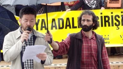 <font face="verdana,geneva" size="2">Etnik kimliklerin kutsallaştırıldığı sek&uuml;ler anlayışlar halka yabancı kalmaya mahk&ucirc;mdur. Ancak şunun da altını kalın bir &ccedil;izgiyle &ccedil;izmeliyiz ki her etnik kimlik kimseye hesap vermeksizin yaşama hakkına sahiptir.<br /><br />Biz M&uuml;sl&uuml;manlar Adaleti kendimize ilke edinen bir &uuml;mmet olarak halkımızı k&ouml;r&uuml;klenmeye &ccedil;alışılan T&uuml;rk - K&uuml;rt &ccedil;atışmasının neden başladığının ve kimlerin iktidarını s&uuml;rd&uuml;rmesine yaradığının iyi hesap edilmesi gerektiğini d&uuml;ş&uuml;n&uuml;yoruz.<br /><br /></font><font size="2"><font face="verdana,geneva"><font color="#cc0000">&Uuml;mmet anlayışını yok etmeye y&ouml;nelik sek&uuml;ler &ndash; ulus&ccedil;u devlet projelerinin M&uuml;sl&uuml;man halkları kimliklerinden koparıp, birbirlerine karşı kullanmaya y&ouml;nelik siyasetlerini aklımızdan bir an bile &ccedil;ıkarmamalıyız.<br /></font><br />&Ccedil;ocuklarımızın kirli bir savaşta &ouml;lmelerini ve &ouml;ld&uuml;rmelerini i&ccedil;imize sindirmemiz, anaların g&ouml;zyaşlarına kayıtsız kalmamız m&uuml;mk&uuml;n değildir. Sakarya&rsquo;nın M&uuml;sl&uuml;man ve onurlu insanlarına &ccedil;ağrıda bulunuyoruz.<br /><br /></font></font>