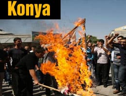 <font face="arial,helvetica,sans-serif" size="2">Cuma Namazı &ccedil;ıkışı bir&ccedil;ok ilde sloganlarla eylem yapıldı.<br /><br />Konya'da  namaz &ccedil;ıkışı eylem yapan grup İsrail bayrağını yaktı. Sakarya'da da bir  grup vatandaş, bu iğren&ccedil; filmi lanetleyerek tepkilerini g&ouml;sterdi.<br /><br />Yapılan şey her ne kadar &ccedil;irkin olsa da, bir m&uuml;sl&uuml;man asla provokasyona alet olmamalıdır. <strong><font color="#FF0000">Vurup kırarak, par&ccedil;alayıp &ouml;ld&uuml;rerek tepki g&ouml;stermek Peygamber Efendimiz'in y&ouml;ntemiyle bağdaşmaz.</font></strong>  Bu nedenle d&uuml;nyadaki eylemlerin daha fazla kişiye zarar vermeden  durmasını, T&uuml;rkiye'de eylemlerin can yakıcı boyuta gelmemesini ve de en  &ouml;nemlisi bu hakaret dolu filmin yapımcı, sorumlu ve destek&ccedil;ilerinin bir  an &ouml;nce gerekli cezayı alarak hak ettiklerini bulmasını temenni  ediyoruz.<br /><br /><em><strong><font color="#FF0000">SakaryaRehberim</font>.com</strong></em></font>