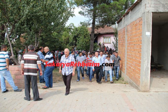 Genç çift devrilen traktörün altında kaldı