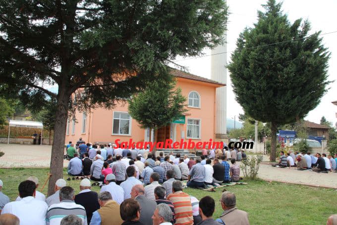 Genç çift devrilen traktörün altında kaldı