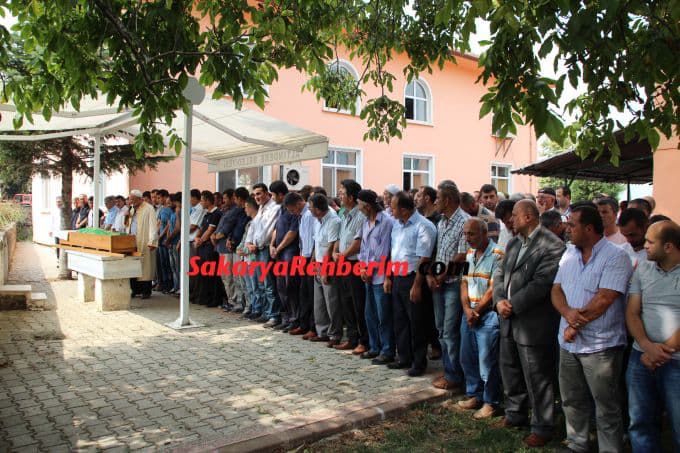 Genç çift devrilen traktörün altında kaldı