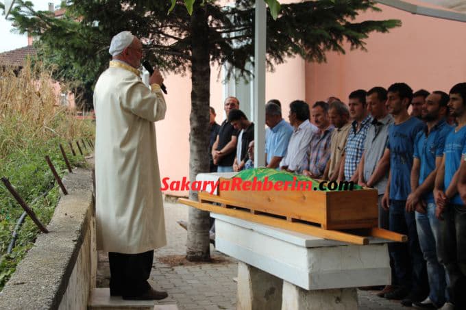 Genç çift devrilen traktörün altında kaldı