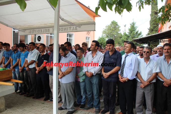 Genç çift devrilen traktörün altında kaldı
