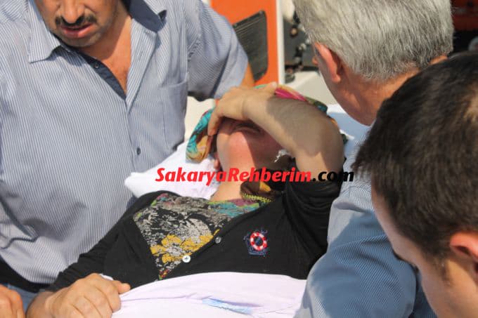 Genç çift devrilen traktörün altında kaldı