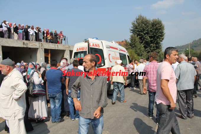 Genç çift devrilen traktörün altında kaldı