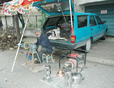 Türkiye'yi Gezerek Kalaycılık Yapıyor