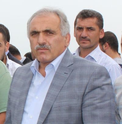 <font face="arial,helvetica,sans-serif" size="2"><strong>Konuyla ilgili a&ccedil;ıklama yapan Hendek Belediye Başkanı Ali İnci ş&ouml;yle konuştu: </strong><br /><br />&ldquo;Bu   gen&ccedil;ler Hendek il&ccedil;emizde &ouml;ğrenciydi. Tatil ama&ccedil;lı geldikleri Karasu&rsquo;da   Karadeniz&rsquo;i bilmedikleri i&ccedil;in dalgalı olduğu halde denize girdiler ve 8   saniye i&ccedil;erisinde kayboldular. Gen&ccedil;lerimizden biri vatandaşların   yardımıyla kurtarılırken diğer iki gen&ccedil;ten haber alınamıyor. Burada   Hendek Belediyesi olarak hizmete koştuk ve gerekli g&ouml;r&uuml;len her şeyi   yapmaya gayret g&ouml;steriyoruz. Karasu Belediyemiz ve Hendek Kaymakamlığı   seferber olarak bu &ccedil;alışmaları y&uuml;r&uuml;t&uuml;yoruz. G&ouml;r&uuml;ld&uuml;ğ&uuml; gibi deniz &ccedil;ok   dalgalı bu sebepten dolayı arama kurtarma &ccedil;alışmaları olduk&ccedil;a zor   ilerliyor. Arama ekiplerinin hepsi hazır ve faal durumda ancak şartlar   zor olduğu i&ccedil;in elimizden gelenin en iyisini yapmaya &ccedil;alışıyoruz&rdquo;<br /></font>