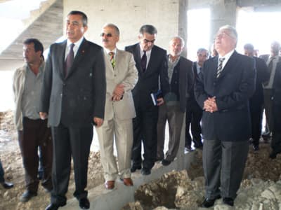 <font face="verdana,geneva" size="2">Vali H&uuml;seyin Atak daha sonra, K&uuml;&ccedil;&uuml;kesence K&ouml;y&uuml;'nde yapımı devam eden 16 derslikli okulun inşaatını gezerek &ccedil;alışmalar hakkında bilgi aldı. Burada k&ouml;y muhtarı İrfan Sapmaz, k&ouml;y yolunun ve k&ouml;pr&uuml;lerinin dar olmasından dolayı kazaların meydana geldiğini belirterek, Vali Atak'tan k&ouml;pr&uuml; ve yollarının genişletilmesini istedi. Vali Atak da konuyla ilgileneceğini s&ouml;yledi.<br /><br />&Ouml;te yandan Vali H&uuml;seyin Atak, Yenikentte'ki resmi daireler kampusun ihalesinin sonu&ccedil;landığını <strong>belirterek</strong>, &quot;Kampusla ilgili itirazı Kamu İhale Kurumu d&uuml;n itibarıyla reddetti. Dolayısıyla ihale Erya Firması'na kaldı. En kısa s&uuml;re i&ccedil;inde s&ouml;zleşmeyi yapıp resmi daireler kampusunu tamamlayacağız. Bizim i&ccedil;in biraz uzun bir s&uuml;re oldu ama yapacak bir şey yoktu. Yasal s&uuml;re&ccedil; buydu. Gecikme de olsa mutluyum&quot; dedi.</font>