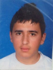 <font face="arial,helvetica,sans-serif" size="2"><strong>Karasu Akkum mevkinde denizde kaybolan 2 &ouml;ğrenciden birinin cesedi bulundu.</strong><br /><br />&Ouml;nceki g&uuml;n (18 Eyl&uuml;l) Hendek'te araba kiralayıp Karasu'ya denizde y&uuml;zmek i&ccedil;in gelen 3 &ouml;ğrenciden 2'si denizde kaybolmuştu. <br /><br />Karasu Akkum mevkinde boğulduğu yerden 100 m ileride g&ouml;r&uuml;len 17 yaşındaki Semih Uygun'un cesedi, Karasu Cankurtaran ekiplerince &ccedil;ıkarıldı.<br /><br />Boğulduktan 48 saat sonra bulunan Semih'in cenazesi, otopsi yapılmak &uuml;zere Adli Tıp Kurumu'na g&ouml;nderildi.<br /><br />20 yaşındaki Onur Ay ise hen&uuml;z bulunamadı. Arama-kurtarma &ccedil;alışmaları halen s&uuml;r&uuml;yor...</font><font face="arial,helvetica,sans-serif" size="2"><font face="arial,helvetica,sans-serif" size="2"><br /></font><br />14.00&nbsp;&nbsp;&nbsp; 20/09/2012<br /><br /></font>