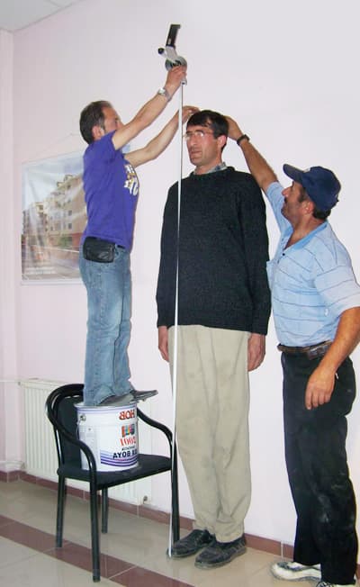 <font face="verdana,geneva" size="2">Yıldırım, <font color="#cc0000">&quot;Ben kapılardan zor ge&ccedil;iyorum. Kendime pantolon bulamıyorum, &ouml;zel diktiriyorum. Arabaların &ouml;n tarafına binemiyorum. Devamlı arka tarafına biniyorum ve ayaklarım b&uuml;y&uuml;k olduğu i&ccedil;in arka koltuğu kaplıyorum. Ayakkabı bulmakta g&uuml;&ccedil;l&uuml;k &ccedil;ekiyorum, &ouml;zel yaptırıyorum. Uzun boylu olmam sebebiyle iş bulamıyorum.&quot;</font> dedi. </font><p><font face="verdana,geneva" size="2">Pamukova Belediye Başkanı Hikmet Ferudun Turan'ı ziyaret ederek iş isteyen Yıldırım'a belediye başkanı iş s&ouml;z&uuml; verdi. Başkan Turan, yakında baba olacak olan Yıldırım'a yakında temeli atılacak olan bilgisayar otomasyon fabrikasında g&uuml;venlik g&ouml;revlisi olarak iş vereceklerini dile getirdi.</font></p>