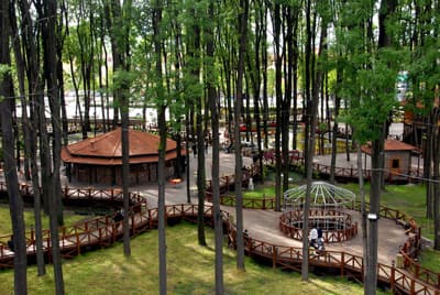 <font face="verdana,geneva" size="2">Hizmete girdiği g&uuml;nden bu yana Sakaryalılardan b&uuml;y&uuml;k ilgi g&ouml;ren <strong>Orman Park</strong> ile ilgili a&ccedil;ıklama yapan B&uuml;y&uuml;kşehir Belediye Başkanı <strong>Aziz Duran</strong>, &quot;B&uuml;y&uuml;kşehir Belediyesi olarak, Sakarya'nın değerlerini Sakaryalıların hizmetine sunmak i&ccedil;in m&uuml;cadele ediyoruz. Orman Park işte b&ouml;yle bir anlayışın &uuml;r&uuml;n&uuml;d&uuml;r. Daha &ouml;nce bataklık halindeki bir ormanlık alanı, &Ccedil;evre ve Orman Bakanlığı'ndan talep ettik. Daha sonra bu alanı orijinal bir projeyle g&uuml;zel bir parka d&ouml;n&uuml;şt&uuml;r&uuml;p halkımızın hizmetine sunduk. Yaz, kış Sakaryalıların en fazla ilgi g&ouml;sterdiği bir yer haline gelen Orman Park, '<font color="#cc0000">G&uuml;zel mekanlar, mutlu insanlar</font>' sloganıyla &ouml;zetleyebileceğimiz hizmet anlayışımızın bir &uuml;r&uuml;n&uuml;d&uuml;r&quot; dedi.</font>