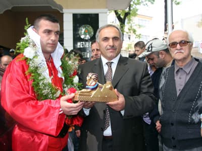 Kick Boks Şampiyonu Akburak'a Otomobil Hediye Edildi