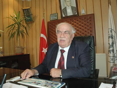 <font face="verdana,geneva" size="2">2008'de &ccedil;ıkarılan kanunla n&uuml;fusu 2 binin altında olan belediyelerin kapanmasını &ouml;ng&ouml;ren kanun nedeniyle kapatılan K&uuml;&ccedil;&uuml;cek Belediyesi'nde başarılı &ccedil;alışmalar yapan <strong>Başkanı Yaşar Akg&uuml;n,</strong> &quot;K&uuml;&ccedil;&uuml;cek Belediyesi 1992 yılında Nisan ayında referandum yapılarak kuruldu. Ben 1984'te Sakarya Emniyet M&uuml;d&uuml;rl&uuml;ğ&uuml;'nden emekli oldum. Aslen K&uuml;&ccedil;&uuml;cekli olduğumdan dolayı belde halkı başkanlığa aday olmam i&ccedil;in baskı yaptı. 1992'de yapılan ara se&ccedil;imde belediye başkanlığı se&ccedil;imi oldu ve ben de aday olarak başkan oldum. G&ouml;reve geldiğimde y&ouml;re halkının ge&ccedil;im kaynağı ormancılıktı. Ben de İstanbul'daki sanayicilerle g&ouml;r&uuml;şerek, beldeye yatırım yapmalarını istedim. Onlar da bu isteğimi kabul ederek beldeye yatırım yaptı. Beldede kurulan fabrikalarda yaklaşık 7 bin kişi &ccedil;alışıyor. 4 fabrika da kurulma aşamasında. Bu fabrikaların faaliyete ge&ccedil;mesiyle yaklaşık 4 bin kişi daha iş sahibi olacak. 120 otob&uuml;s Akyazı'nın her k&ouml;y&uuml;ne iş&ccedil;i taşıyor. Bu sayı 180'e &ccedil;ıkacak. Tek amacım, Akyazı havalisinin işsizlik sorununu &ccedil;&ouml;zmektir. Ayrıca g&ouml;reve geldikten sonra, belediyenin ara&ccedil; parkını kurduk. &Ccedil;evre belediyelerde bulunmayan greyder var. Y&uuml;zbinlik haritalara sanayi b&ouml;lgemizi işlettik. Vatandaşımız belediyenin kapanmasına tepki g&ouml;steriyor. Belediyenin &ccedil;alışmalarından memnun&quot; <strong>dedi.</strong><br /><br />4 d&ouml;nem belediye başkanlığı yapan <strong>Yaşar Akg&uuml;n, ilgin&ccedil; anılar da yaşadığını dile getirerek,</strong> &quot;Yeni belediye olduğumuzda yardım i&ccedil;in Ankara'ya gittik, d&ouml;nemin Başbakanı S&uuml;leyman Demirel'i ziyaret ettik. Yeni kurulduk, belediye binamız yok, oturacak sandalyemiz bile yok dedik. O zaman da h&uuml;k&uuml;metin parasal sıkıntısı var. Demirel beni m&uuml;steşarıyla İller Bankası'na g&ouml;nderdi. Ben de merdivenden inerken m&uuml;steşara biz zaten İller Bankası'nda para, kredi alabiliyoruz, sizin gelmenize gerek yok. Ben Başbakan'dan başka yardımlar, kaynaklar istemiştim dedim. Beni sayın Başbakan &ouml;yle bir avuttuk ki o hatıramı unutamıyorum. Bomboş d&ouml;nd&uuml;m Ankara'dan. Onca sıkıntıya rağmen şahsi gayretlerimden dolayı g&uuml;zel işler yaptık. 1960'da polistim. O zaman &ouml;ğrenci ve iş&ccedil;i harketleri vardı. Nisan ayında Aksaray'dan Beyazıt'a h&uuml;k&uuml;meti protesto etmek isteyen &ouml;ğrencileri engelleyen emniyet g&uuml;&ccedil;lerinin arasındaydım. Bir ay sonra darbe oldu. 28 Nisan olaylarındaki t&uuml;m g&ouml;revlileri, polis, amir, vali dahil ihtilalden bir hafta sonra tutukladılar. 34 ay Yassıada'da yattık. En son 1962'de İsmet İn&ouml;n&uuml; bir koasliyon h&uuml;k&uuml;meti kurdu. Bu h&uuml;kmetin &ccedil;ıkardığı aflle hapisten &ccedil;ıktık. Yassıada'da Adnan Menderes ve Celal Bayar ilk girşiteki koğuşltaydılar. Biz de diğer koğuşlardan toplanıp, birinci koğuşa geldiğimizde onlar &ouml;nde sıra şeklinde mahkeme salonuna gidiyorduk. Bir sefer de bizi durdurdular. Adnan Menderes'in koğuşlardan &ccedil;ıkmadığını g&ouml;rd&uuml;k. İntihar etmek i&ccedil;in hap yuttuğunu duyduk. Yassıada olayını pek kurcalamak istemiyorum&quot; <strong>dedi.</strong><br /><br />Akg&uuml;n, belediyenin kapatılmasına karşı olduğunu da belirterek, <font color="#cc0000">&quot;Ben yıllarımı verdim bu işe. Yetkililere de s&ouml;yledik. K&uuml;&ccedil;&uuml;cek Belediyesi'nin devlete y&uuml;k olmadığını dile getirdik. Ama bu kanun t&uuml;m&uuml;ne ge&ccedil;erli olduğu i&ccedil;in bizim ayrılmamız m&uuml;mk&uuml;n değil. Eğer erken bir se&ccedil;im olmazsa 2009'un Mart ayına kadar g&ouml;revimizi s&uuml;rd&uuml;receğiz. Erken se&ccedil;im olursa bu tarih erkene alınacak. Belediyenin kapatılmasından sonra İl Genel Meclis &uuml;yeliğini d&uuml;ş&uuml;n&uuml;yorum. Ama olur ya da olmaz. Onu bilemem. 4 d&ouml;nem kesintisiz se&ccedil;im kazandım&quot;</font> diye konuştu.</font>