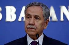 <font face="arial,helvetica,sans-serif" size="2"><strong>Başbakan Yardımcısı B&uuml;lent Arın&ccedil;, Basın İlan Kurumu (BİK) Sakarya Şube M&uuml;d&uuml;r&uuml; Recep Bolat ve kurum &ccedil;alışanları Devrim Ersen &Ouml;zengin ve Mustafa S&uuml;ke&rsquo;nin silahlı saldırıya uğramasını şiddetle kınadığını ve lanetlediğini bildirdi.</strong><br /><br />Arın&ccedil;, Sakarya&rsquo;daki saldırıya ilişkin mesajında, BİK Sakarya Şube M&uuml;d&uuml;r&uuml; Bolat ile kurum &ccedil;alışanları &Ouml;zengin ve S&uuml;ke&rsquo;nin g&ouml;revlerini ifa ederken Anadolu Gazetesi İmtiyaz Sahibi Adnan Uyumaz&rsquo;ın silahlı saldırısına uğradığını hatırlattı.<br /><br />Saldırı sonucu &Ouml;zengin&rsquo;in vefat ettiğini, Bolat ve S&uuml;ke&rsquo;nin de yaralandığını anımsatan Arın&ccedil;, mesajında şunları kaydetti:<br /><br />&rdquo;G&ouml;revini yapan arkadaşlarımıza yapılan menfur saldırıyı şiddetle kınıyor ve lanetliyorum. G&ouml;revini ifa etme dışında herhangi bir su&ccedil;u bulunmayan arkadaşlarımıza silahlı saldırıyı ger&ccedil;ekleştiren Adnan Uyumaz&rsquo;ın da bir an &ouml;nce yakalanarak adalete teslim edilmesini ve hak ettiği cezayı demir parmaklıklar arkasında &ccedil;ekmesini diliyorum. G&uuml;venlik g&uuml;&ccedil;lerimizin bundan sonraki s&uuml;re&ccedil;te g&ouml;revini yapan arkadaşlarımızın korunması konusunda da daha hassas davranacaklarını umut ediyorum.<br /><br />Bu duygu ve d&uuml;ş&uuml;ncelerle vefat eden Devrim Ersin &Ouml;zengin&rsquo;e Allah&rsquo;tan rahmet, yakınlarına ve sevenlerine başsağlığı diliyorum. Olayda yaralanan Şube M&uuml;d&uuml;r&uuml; Recep Bolat ve Mustafa S&uuml;ke arkadaşlarımıza de acil şifalar temenni ederken, en kısa s&uuml;rede g&ouml;revlerine d&ouml;nmelerini ummuyorum.&rdquo; <br /><br />Kaynak: Anadolu Ajansı</font>