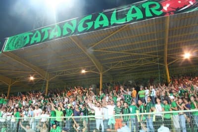 <p><font size="2"><font face="verdana,geneva"><strong>Tatangalar;</strong> belli bir etnik k&ouml;ken veya belli bir siyasi g&ouml;r&uuml;ş etrafında bir araya gelmiş bir topluluk değildir. İ&ccedil;inde sağcısı ve solcusu ile beraber, Alevi&rsquo;si de vardır, S&uuml;nni&rsquo;si de... &Ccedil;erkez&rsquo;i, K&uuml;rt&rsquo;&uuml;, Muhacir&rsquo;i ve Laz&rsquo;ı da...</font></font></p><p><font face="verdana,geneva" size="2">Daha &ouml;nce defalarca belirtilmiş olmasına rağmen; bug&uuml;n yeniden ve altını &ccedil;izerek ifade etmekte yarar vardır ki;</font></p><p><font face="verdana,geneva" size="2"><strong>Tatangalar&rsquo;ı birleştiren; ideoloji değil SADECE SAKARYA ve SAKARYASPOR SEVGİSİDİR.</strong></font></p><p><font face="verdana,geneva" size="2">Başka hesaplar peşinde koşanların oyunlarına ALET OLMAYACAĞIZ....</font></p><p><font face="verdana,geneva" size="2">Toplumsal refleksler sonucunda bir araya gelen binlerce insanın i&ccedil;erisinde bulunan ve &uuml;zerinde SAKARYASPOR FORMASI veya TATANGALAR POLARI bulunan iki-&uuml;&ccedil; kişi sebebiyle; binlerce insandan oluşan TATANGALAR&rsquo;ı olayların sorumlusu olarak lanse etmek; hedef saptırma &ccedil;abaları ile birlikte, AYIPTIR...</font></p><p><font face="verdana,geneva" size="2">TATANGALAR'ın i&ccedil;erisinde, yerel ve k&uuml;resel karanlık organizasyonların tetik&ccedil;ileri barınamaz...</font></p><p><font face="verdana,geneva" size="2">Tatangalar; oynanmaya &ccedil;alışılan oyunları analiz edecek, yorumlayacak ve gereken tedbirleri alacak bilgi birikimine sahiptir...</font></p><p><font face="verdana,geneva" size="2">Başta Emniyet g&uuml;&ccedil;leri olmak &uuml;zere, basın-yayın kuruluşları ve t&uuml;m halkımızın gelişmeleri objektif kriterler ve vicdan s&uuml;zgecinden ge&ccedil;irerek yorumlamaları hem şehrimiz hem de &uuml;lkemizin birlik ve dirliğinin devamı a&ccedil;ısından son derece &ouml;nemlidir.&nbsp;&nbsp;</font></p>
