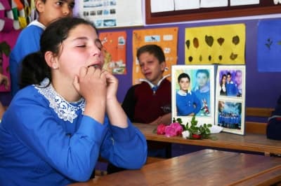 <p><font size="2"><font face="verdana,geneva"><strong>SINIF ARKADAŞLARI G&Ouml;ZYAŞLARINA BOĞULDU</strong> </font></font></p><p><font face="verdana,geneva" size="2"></font></p><p><font face="verdana,geneva" size="2">Trafik canavarının kurbanı olan <strong>S&uuml;leyman Kurt</strong>'un &ouml;ğrenim g&ouml;rd&uuml;ğ&uuml; okulda bug&uuml;n yas vardı. Sınıf arkadaşları Kurt'un fotoğrafının bulunduğu boş sırasına &ccedil;i&ccedil;ek bıraktı. &Ouml;ğrenciler kazada &ouml;len arkadaşları i&ccedil;in yazdıkları mektubu sırasına bıraktılar. </font></p><p><font face="verdana,geneva" size="2">&Ouml;len &ouml;ğrencinin sınıf arkadaşı Seda Nur, &ccedil;ok &uuml;zg&uuml;n olduğunu belirterek şunları s&ouml;yledi; <font color="#333333">&quot;Arkadaşımın nasıl &ouml;ld&uuml;ğ&uuml;n&uuml; hala aklım almıyor. Sınıf arkadaşım i&ccedil;in &ccedil;ok &uuml;zg&uuml;n&uuml;m. Onu &ccedil;ok &ouml;zleyeceğiz.&quot;</font> </font></p>