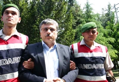 <p><font size="2"><font face="verdana,geneva"><strong>G&Uuml;VENLİK KAMERASI S&Uuml;R&Uuml;C&Uuml;Y&Uuml; YAKALATTI</strong> </font></font></p><p><font face="verdana,geneva" size="2"></font></p><p><font face="verdana,geneva" size="2">Otoyolda S&uuml;leyman Kurt'a &ccedil;arparak &ouml;l&uuml;m&uuml;ne neden olduğu ileri s&uuml;r&uuml;len s&uuml;r&uuml;c&uuml;, otoyol gişelerindeki g&uuml;venlik kameralarının incelenmesi &uuml;zerine kısa s&uuml;rede yakalandı. </font></p><p><font face="verdana,geneva" size="2">Kaza yerinden sonraki ilk &ccedil;ıkış olan Akyazı gişelerindeki g&uuml;venlik kameralarını inceleyen jandarma, &ouml;n camı ve sağ farı kırık olan <strong>34 AY 2363</strong> plakalı kamyonet t&uuml;r&uuml; bir aracın &ccedil;ekici &uuml;zerinde gişelerden &ccedil;ıkış yaptığını belirledi. D-100 karayolunda &ccedil;ekiciyi durduran jandarma, kazalı aracın s&uuml;r&uuml;c&uuml;s&uuml; Y.S'yi g&ouml;zaltına aldı. Olay yerinde bulunan par&ccedil;aları karşılaştıran jandarma, kazaya karışan aracın Y.S'ye ait olduğunu tespit etti. </font></p><p><font face="verdana,geneva" size="2">G&ouml;zaltına alınan <strong>Y.S.</strong> jandarmaya verdiği ifadede otoyolda bir cisme &ccedil;arptığını ve korkarak ka&ccedil;tığını s&ouml;ylediği &ouml;ğrenildi. Jandarmadaki sorgusu tamamlanan<strong> Y.S.</strong> adliyeye sevk edildi.</font></p>
