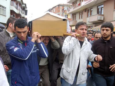 <p><font face="verdana,geneva" size="2">Buradan Akyazı il&ccedil;esindeki baba ocağına g&ouml;t&uuml;r&uuml;len cenaze daha sonra namaz i&ccedil;in Gazi Osman Paşa Camiisi'ne getirildi. Ayakta g&uuml;&ccedil;l&uuml;kle duran Kenan Sofuoğlu ve babası İrfan Sofuoğlu, taziyeleri kabul etti. </font></p><p><font face="verdana,geneva" size="2">Kenan Sofuoğlu'nun s&uuml;rekli ağlayan babasını zaman zaman teselli etmeye &ccedil;alıştığı g&ouml;r&uuml;ld&uuml;. Olduk&ccedil;a bitkin g&ouml;r&uuml;nen İrfan Sofuoğlu zaman zaman sandalyeye oturdu. Baba Sofuoğlu daha fazla dayanamayarak tabutun başından ayrıldı. </font></p><p><font face="verdana,geneva" size="2">&Ouml;ğle namazından sonra kılınan cenaze namazına ise binlerce kişi katıldı. Kenan Sofuoğlu, abisinin tabutunu Akyazı Merkez Aile Kabristanlığı'na kadar taşıdı. </font></p><p><font face="verdana,geneva" size="2"><font color="#cc0000"><strong>Sinan Sofuoğlu, 2002 yılında bir trafik kazası sonucu hayatını kaybeden ağabeyi Bahattin Sofuoğlu'nun yanına defnedildi.</strong></font> Anne Nurhayat Sofuoğlu, ikinci kez yaşadığı evlat acısıyla yıkıldı. </font></p>
