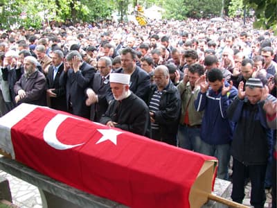 <p><font face="verdana,geneva" size="2">Oğlu toprağa verilirken feryat eden anne herkesi g&ouml;zyaşına boğdu. </font></p><p><font face="verdana,geneva" size="2">Sofuoğlu'nu son yolculuğunda motor sporuyla ilginen meslektaşları da yalnız bırakmadı. Motordelist Spor Kul&uuml;b&uuml; Başkanı Hakan Din&ccedil;er, Sofuoğlu'nun hayatını kaybettiği kazanın pistten kaynaklanmadığını belirterek, pistin kusuru olmadığını belirterek, <font color="#cc0000">&quot;Sinan o pisti en iyi bilen insan, &ccedil;ok usta bir pilot. O d&uuml;zl&uuml;kte kaza yapacak en son pilot. Biz kazayı nasıl yaptı inanamadık. Kazanın fren sisteminden kaynaklandığını d&uuml;ş&uuml;n&uuml;yoruz. Sinan'ın kazadan sonra aldığı darbeler &ccedil;ok &ccedil;ok fazla idi. 250 kilometre hızla giderek yaklaşık 100 metre s&uuml;r&uuml;kleniyor. Omur, bel ve boyunda kırıklar vardı.&quot;</font> diye konuştu. </font></p>