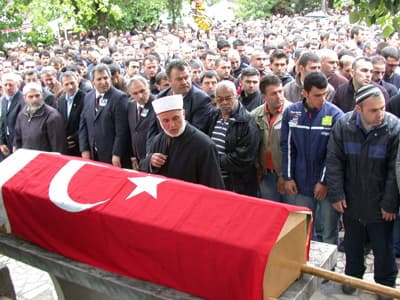 <p><font face="verdana,geneva" size="2">Din&ccedil;er,devlet yetkililerinden cenazeye katılım olmamasını eleştirerek, motorsiklet camiasının yine &ouml;ks&uuml;z bırakıldığını vurguladı. </font></p><p><font face="verdana,geneva" size="2" color="#cc0000"><strong>Bu arada Sinan Sofuoğlu'nun 3 g&uuml;n &ouml;nce bir erkek &ccedil;ocuğu d&uuml;nyaya geldiği &ouml;ğrenildi.</strong></font></p>