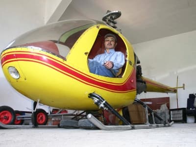 <font size="2"><font face="verdana,geneva"><strong>''213 KİLOMETRE HIZ YAPABİLİYOR'' <br /><br /></strong>Tamirini kendisinin yaptığı helikopteri emekli bir pilot yardımıyla u&ccedil;urarak hayallerini ger&ccedil;eğe d&ouml;n&uuml;şt&uuml;rd&uuml;ğ&uuml;n&uuml; ifade eden Saka, ilk u&ccedil;uşunda &ccedil;ok korktuğunu kaydetti. Helikopterin saatte 213 kilometre hız yapabildiğini anlatan Saka, şunları s&ouml;yledi: </font></font><p><font face="verdana,geneva" size="2">&quot;İlk u&ccedil;uşumuzu emekli bir pilotla yaptık. Pilot, helikopteri benim tamir ettiğimi duyunca &ccedil;ok şaşırdı. Helikoptere ilk bindiğimde &ccedil;ok korktum. Korkum heyecanımı ge&ccedil;ti. Daha sonra y&uuml;ksekliğe alıştık&ccedil;a korkum kalmadı. Pilot helikopterin y&uuml;ksekten u&ccedil;mak i&ccedil;in elverişli olmadığını s&ouml;yleyerek al&ccedil;aktan u&ccedil;tu. Helikopter saatte 213 kiometre hız yapabiliyor. Kendine g&uuml;venen bir pilot bu hızla Sakarya'dan İstanbul'a 20 dakikada gidebilir.&quot;</font></p>