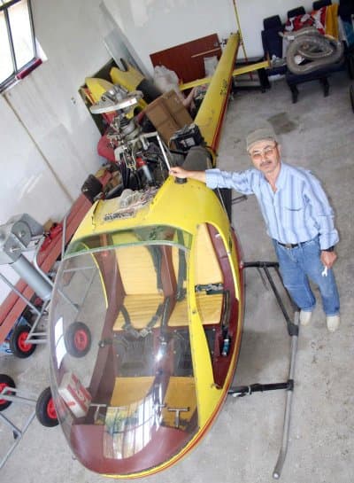 <p><font size="2"><font face="verdana,geneva"><strong>'OTOMOBİL FİYATINA HELİKOPTER MALETTİM'</strong> </font></font></p><p><font face="verdana,geneva" size="2"></font></p><p><font face="verdana,geneva" size="2">U&ccedil;manın &ccedil;ok g&uuml;zel bir duygu olduğunu s&ouml;yleyen Saka, helikopter merakı nedeniyle T&uuml;rkiye'de bir &ccedil;ok pilotla tanışma imkanı bulduğunu belirtti. Helikopter konusunda bir &ccedil;ok konuda bilgi sahibi olduğunu vurgulayan Saka, T&uuml;rkiye'de bir helikopterin rahatlıkla &uuml;retilebileceğini dile getirdi. </font></p><p><font face="verdana,geneva" size="2">Kendi helikopterini masraflarıyla birlikte 20 bin dolara malettiğini kaydeden Saka, <font color="#cc0000">&quot;U&ccedil;mak g&uuml;zel bir şey. Ben isterim ki T&uuml;rkiye'de herkes u&ccedil;abilsin. Herkes gelişmiş toplumlardaki insanların yaşadıklarını yaşasınlar. Bunun i&ccedil;inde el ele vermek lazım. Hayalin sonu yok. Benim u&ccedil;urduğum eğitim helikopterinin yenisi 64 ile 74 bin dolar arasında. Jet motorluları 110 bin dolara kadar &ccedil;ıkıyor. Ben daha g&uuml;venli bir helikopter bulursam alacağım. Bu işi &ouml;mr&uuml;m olursa &ouml;lene kadar devam ettirmek istiyorum. Bu hobi benden &ccedil;ıkmaz&quot;</font> dedi.</font></p>