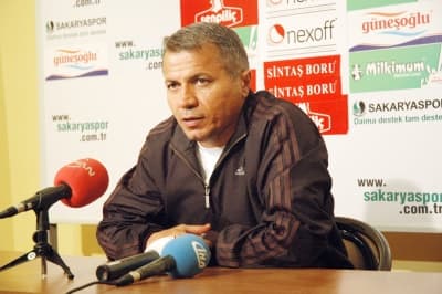 <font face="verdana,geneva" size="2">Sakaryaspor'u yenmelerinden dolayı mutlu olduklarını ifade eden <strong>Kayseri Erciyespor Teknik Direkt&ouml;r&uuml; Mehmet Bulut ise,</strong> &quot;Oynanan futboldan memnunum. Ancak play-off'a gidemediğimiz i&ccedil;in &uuml;zg&uuml;n&uuml;z. Ge&ccedil;tiğimiz hafta zaten &ccedil;ok b&uuml;y&uuml;k avantaj kaybettik. Sakaryaspor'a play-off'ta başarılar diliyorum&quot; diye konuştu.</font>