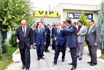 <font face="arial,helvetica,sans-serif" size="2"><strong>Bolat&rsquo;ın hayata d&ouml;nd&uuml;r&uuml;lmesi i&ccedil;in gerekli her şeyin yapıldığını anlatan Atalay, şunları dile getirdi:</strong><br /><br />&ldquo;Recep  Bolat&rsquo;ın ilk m&uuml;dahalesi Sakarya&rsquo;da yapılmıştı. Sağ olsun oradaki  doktorlarımız ellerinden geleni yaptılar. Sonra İstanbul Alman  Hastanesi'ne nakletmiştik. Orada da g&uuml;zel m&uuml;dahaleler oldu. Tam kendine  geldi, hayati tehlikeyi atlattı diye sevinirken ve diğer eksikliklerini  de giderelim, sakat veya fel&ccedil; durumu kalmasın derken, ne yazık ki  kendisini kaybettik. Bug&uuml;n de buraya Kahramanmaraş&rsquo;a G&ouml;ksun İl&ccedil;esi'ne  defnetmek &uuml;zere geldik. <br /><br />Memleketi burası, aile de burada  defnedilmesinin uygun olacağını s&ouml;yledi. Biz de ailenin verdiği karara  tabi ki saygı duyuyoruz, Allah rahmet eylesin. Geride acılı bir aile  bıraktı. Eş, &ccedil;ocuk, kardeşler, anne, baba, Basın İlan Kurumu  &ccedil;alışanları, basınımızda her gazetede &ccedil;alışan sayısız arkadaşları b&uuml;y&uuml;k  bir &uuml;z&uuml;nt&uuml; i&ccedil;inde. Tıpkı Devrim Ersin &Ouml;zergin kardeşimizin bıraktığı  &uuml;z&uuml;nt&uuml; gibi. Sanıyorum vicdanı rahat değildir, sıra dışı bir saldırı,  &ouml;ld&uuml;resiye bir saldırı, korkutmak i&ccedil;in bile değil &ouml;ld&uuml;resiye bir  saldırı. Menfur bir saldırı, haince bir saldırı, gaddarca, kahpece bir  saldırıdır. Hi&ccedil;bir şekilde izahı yok. Tutuklu olması en b&uuml;y&uuml;k  tesellimiz. Bu a&ccedil;ıdan da hemen o g&uuml;n tutuklamayı başaran, bug&uuml;n burada  cenazede bizimle birlikte olan Sakarya Valimize, Emniyet M&uuml;d&uuml;r&uuml;m&uuml;ze,  polis teşkilatımıza sonsuz teşekk&uuml;r ediyoruz. Ailenin acısı  paylaşılabilir ama ateş d&uuml;şt&uuml;ğ&uuml; yeri yakıyor. En b&uuml;y&uuml;k eksikliği &ouml;m&uuml;r  boyu onlar hissedecek. Ben onlara sağlıklı uzun &ouml;m&uuml;rler dilerken,  başsağlığı diliyorum. İnşallah bu saldırılar tekrar yaşanmaz.&quot;<br /><font size="3"><strong><br />&quot;<font face="arial,helvetica,sans-serif">Onların silahı her şeyi kalemdir zaten&quot;</font></strong></font></font><font size="3"><strong><br /></strong></font><font face="arial,helvetica,sans-serif" size="2"><br />Saldırıyı  yapanın gazeteci değil, gazete sahibi olduğunu, daha sonra medyaya  girdiğini belirten Atalay, &quot;Yoksa herhangi bir gazetecinin bir  gazeteciyi &ouml;ld&uuml;rmeye eli varmaz. Hi&ccedil; kimseyi &ouml;ld&uuml;rmeye eli varmaz.  Onların silahı her şeyi kalemdir zaten. Ancak şunu s&ouml;yleyeyim.  Gazetelerin nasıl kurulacağına, kurulup kurulmayacağına biz karar  veremiyoruz. Basın İlan Kurumu olarak b&ouml;yle bir vazifemiz ve yetkimiz  yok. Bir dilek&ccedil;eyle anayasal hak olarak cumhuriyet savcılığına  bildirimde bulunuyorlar ve gazete yayına başlayabiliyor&quot; diye konuştu.<br /><br /><strong>Hangi  gazetenin Basın İlan Kurumu&rsquo;ndan ilan ve reklam alıp almayacağına  kendilerinin karar verdiğini hatırlatan Atalay, ş&ouml;yle devam etti:</strong><br /><br />&quot;&Ccedil;eşitli  kriterlerimiz var. Bu kriterlerimizi uyguluyoruz. Bu kriterlerde ciddi  değişiklikler yapacağız. Herhangi bir şekilde Kontrol Kurulu  &uuml;yelerimize, denetim elemanlarımıza zorluk &ccedil;ıkaran hi&ccedil;bir gazete ilan  hakkı kazanamayacak. Ama daha pek &ccedil;ok &ccedil;alışma yapılabilir mi,  yapılabilir. Zaman i&ccedil;inde b&uuml;t&uuml;n tedbirleri d&uuml;ş&uuml;neceğiz tabi. Devletin  b&uuml;t&uuml;n kurumlarıyla işbirliği yaparak, cumhuriyet savcılarıyla,  emniyetiyle, ciddi takiplerle su&ccedil; işleyen, gazetecilik adına,  gazeteciliğin verdiği yetkiyle veya gazeteciliğin vermediği yetkileri de  kullanarak gazeteciliğin havasıyla yanlış işler yapan olursa onların  takibinde &ccedil;ok daha ciddi bir d&ouml;nem yaşıyoruz diye d&uuml;ş&uuml;n&uuml;yorum. Bu a&ccedil;ıdan  da sadece Basın İlan Kurumu olarak değil Basın Yayın Enformasyon Genel  M&uuml;d&uuml;rl&uuml;ğ&uuml;, RT&Uuml;K, Telekom&uuml;nikasyon İletişim Başkanlığı dahil, cumhuriyet  savcıları dahil, valiliklerimiz, emniyetimiz, istihbaratımız tam bir  koordinasyon halinde &ccedil;alışırsak ben inanıyorum ki basın dışı unsurları  basın i&ccedil;inde etkisiz hale getirmek gerekirse onların burada  barınmalarını engellemek gibi bir g&ouml;revi yapabiliriz diye d&uuml;ş&uuml;n&uuml;yorum.</font>