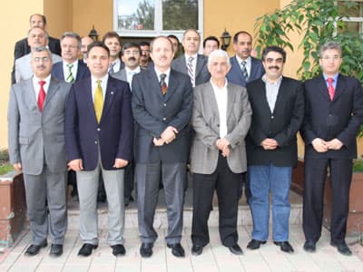 <font face="verdana,geneva" size="2">2009&ndash;2013 d&ouml;nemi i&ccedil;in 5 yıllık Stratejik Planlama &ccedil;alışmalarını başlatan T&Uuml;VASAŞ Genel M&uuml;d&uuml;r&uuml; İbrahim Ertiryaki, <font color="#cc0000">&ldquo;Stratejik Planlama, kurumun gelişmesini sağlayacak tek yol olarak değerlendirilmemelidir bununla birlikte &ouml;n&uuml;m&uuml;zdeki s&uuml;re&ccedil;te hedeflerimize ulaşmanın plan ve programını &ccedil;ıkartacak &ouml;nemli bir &ccedil;alışmadır. T&Uuml;VASAŞ&rsquo;ın d&uuml;nya &ouml;l&ccedil;eğinde bir kurum olması i&ccedil;in ge&ccedil;tiğimiz 5 yılda ciddi bir &ccedil;aba harcadık ve bu &ccedil;abalarımızın olumlu neticelerini aldık. &Ouml;n&uuml;m&uuml;zdeki 5 yıllık s&uuml;recin her aşamasını planlayarak hareket etmek istiyoruz.</font><font color="#cc0000">K&uuml;reselleşme s&uuml;reci kurumların statik yapılanmasına m&uuml;saade etmiyor, dinamik bir yapıda olmak zorundasınız. T&uuml;m gelişme ve değişmeleri takip eden, kurum lehine olan her t&uuml;rl&uuml; yeniliğe a&ccedil;ık y&ouml;netim mantığına sahip olmanız gerekiyor. Bu doğrultuda Stratejik Planlama ekibimiz şirket i&ccedil;i ve şirket dışında gerekli &ccedil;alışmaları yaparak T&Uuml;VASAŞ i&ccedil;in en uygun yol haritasını &ccedil;ıkartacaktır.&rdquo;</font> dedi.</font>