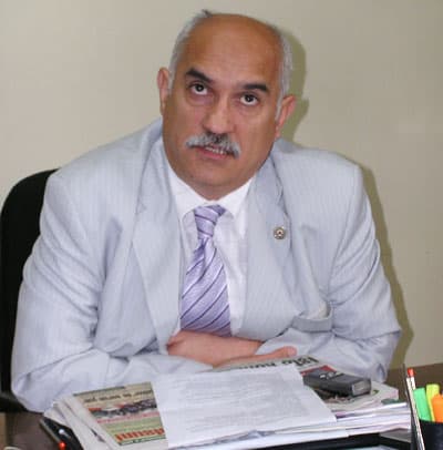 <font face="verdana,geneva" size="2">Gelişmiş &uuml;lkelerde kooperatiflerin &ccedil;ok gelişmiş olduğunu ifade eden <strong><font color="#cc0000">Şenoğlu,</font></strong> &quot;Bizdeki kooperatif &ccedil;alışmaları &ccedil;ok zayıf gidiyor. İl genelinde 120 kooperatiften sadece 10 ya da 15'i d&uuml;zg&uuml;n &ccedil;alışıyor. &Ccedil;ift&ccedil;iler, ziraat odası ve kooperatiflere destek &ccedil;ıkmalı. Kooperatifleşme sağlanamazsa &ccedil;ift&ccedil;in kalkınması zor olacak. Tarım Bakanlığı, politika belirlerken, kooperatifler, ziraat odaları ve &uuml;niversitelerden faydalanmalı, g&ouml;r&uuml;şlerini almalı&quot; <strong><font color="#cc0000">şeklinde konuştu.</font></strong><br /><br />Şenoğlu, <font color="#cc0000">&quot;T&uuml;m riskler &ccedil;ift&ccedil;ide toplanmış. tohumcusu parasını alır, kabzımalı parasını alır, ancak en fazla riski alan &ccedil;ift&ccedil;i en az parayı alıyor. Kooperatifleşmenin ve &ouml;rg&uuml;tlenmenin &ouml;nemi burada ortaya &ccedil;ıkıyor. &Ccedil;ift&ccedil;i &ouml;rg&uuml;tlenmesini sağlarsa, hak ettiği parayı kazanır. Tarım girdilerini oluşturan tohum ve ila&ccedil; fiyatları artıyor. Devletin desteğiyle &ccedil;ift&ccedil;iliği y&uuml;r&uuml;tmek &ccedil;ok zor. Tarım Bakanlığı, destekleri yeniden g&ouml;zden ge&ccedil;irmezse, &ccedil;ift&ccedil;imizin durumu gelecek senelerde daha da k&ouml;t&uuml; olacak&quot;</font> dedi.<br /><br />Kendilerinin siyasetle ilgisinin olmadığını ifade eden Şenoğlu, sadece &ccedil;ift&ccedil;inin sorunlarını dile getirdiklerini ve politikacıların &ccedil;ift&ccedil;ilerin sorunlarını &ccedil;&ouml;zmesi gerektiğini ifade etti.</font>