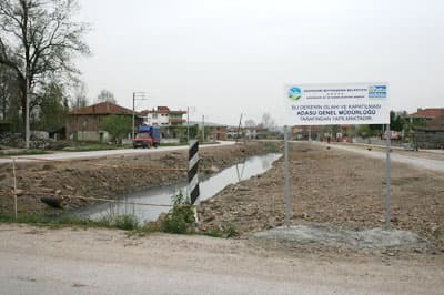 <font face="verdana,geneva" size="2">Bu arada B&uuml;y&uuml;kşehir Katı Atık Depolama Tesisi, Karakamış Mahallesi, Keresteciler Sanayi Sitesi, Ferizli ve S&ouml;ğ&uuml;tl&uuml;&rsquo;n&uuml;n atık sularını toplayacak 10 km&rsquo;lik alanı kapsayan Karakamış Kanalizasyon şebekesi &ccedil;alışmaları da s&uuml;r&uuml;yor. Devasal beton boruların kullanıldığı hatta toplanacak atık sular, 2 bin 500 metrelik bir hatla Karaman Atıksu Tesisine g&ouml;nderilecek. &Uuml;&ccedil; yerleşim alanı, bir sanayi b&ouml;lgesi ve bir tesise hitap edecek hatta &ccedil;alışmaların yoğunlaştırıldığını belirten <font color="#cc0000">R&uuml;stem Keleş, beş b&ouml;lgenin kanalizasyon ve altyapı ihtiyacını karşılayacak hattın bir ayda tamamlanacağını ifade etti.</font><br /><br />ADASU ekiplerince S&ouml;ğ&uuml;tl&uuml; G&uuml;ndoğan&rsquo;da bulunan a&ccedil;ık kanalın kapatılması &ccedil;alışmaları s&uuml;r&uuml;yor. Kanalın yağmur suyu bağlantıları tamamlanırken, dolgu &ccedil;alışmaları devam ediyor. &Ccedil;evre sağlığını tehdit eden kanalda &ccedil;alışmaların s&uuml;rd&uuml;r&uuml;ld&uuml;ğ&uuml;n&uuml; belirten R&uuml;stem Keleş, G&uuml;ndoğan Deresi&rsquo;nin bu yıl i&ccedil;inde ıslah edileceğini ifade etti.</font> 