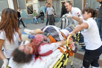 <font face="arial,helvetica,sans-serif" size="2"><font size="3"><strong>Bebeğin Durumu İyiye Gidiyor</strong></font><br /><br />Sakarya Valisi Mustafa B&uuml;y&uuml;k, Pamukova'da eski kocası tarafından evinde tabanca ile vurulan ve 112 Acil Servis ambulansı ile Adapazarı Doğumevi'ne getirildikten sonra burada ameliyata alınan&nbsp; Neslihan &Ccedil;elik'in sezaryan ile alınan kız bebeğinin sağlık durumunun iyiye gitttiğini s&ouml;yledi.<br /><br />Vali B&uuml;y&uuml;k, bebeğin sağlık durumuyla ilgili soruya, &quot;112 Acil Servis g&ouml;revlileri tarafından Adapazarı'na getirilen anne hemen ameliyata alındı. Kız bebeği d&uuml;nyaya geldi. Bebeğin sağlık durumu iyi. Yoğun bakım servisinde g&ouml;zetim altında tutuluyor&quot; yanıtını verdi.<br /><br />Bebeği yaşatılan 32 yaşındaki Neslihan &Ccedil;elik'i &ouml;ld&uuml;rd&uuml;ğ&uuml; su&ccedil;lamasıyla eski eşi Osman S. aranıyor.</font>