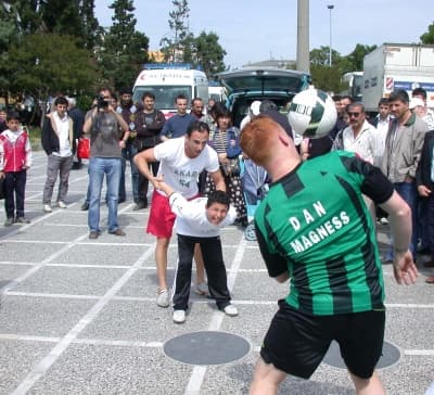 <p><font face="verdana,geneva" size="2">Şenlik sevincine ortak olan <strong>Sakaryaspor Kul&uuml;b&uuml; Başkanı Recep Hacıey&uuml;poğlu</strong> da 1.Ligin ana sponsoru olan Bank Asya y&ouml;neticilerine teşekk&uuml;r etti. Play-Off'ta m&uuml;cadele edecek Sakaryasopr'un S&uuml;per lige &ccedil;ıkacağına inandığını belirten Hacıey&uuml;poğlu, taraftarlardan destek istedi. Hacıey&uuml;poğlu, <strong>İstanbul Ali Samiyen'de oynanacak Sakaryaspor-Boluspor </strong>ma&ccedil;ı i&ccedil;in taraflarların İstanbul'a rahatlıkla gidebilmeleri i&ccedil;in tren kaldıracaklarını, tarih ve hareket saatinin daha sonra bildirileceğini s&ouml;zlerine ekledi. </font></p>