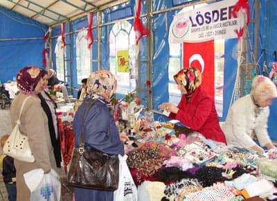 Engelli Dernekleri Toplumu Bilgilendirmeye Çalışıyor