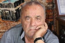 <font face="arial,helvetica,sans-serif" size="2"><strong>Adapazarı'nda 1 ay &ouml;nce aralarında &ccedil;ıkan anlaşmazlık nedeniyle ortağını tabancayla ateş ederek &ouml;ld&uuml;rd&uuml;kten sonra yakalanan Kadircan S&uuml;zer'e yardım ve yataklık ettikleri iddiasıyla aralarında babasının da bulunduğu 8 ş&uuml;pheli g&ouml;zaltına alındı. <br /></strong><br />Adapazarı kent merkezinde iki balık lokantası işleten işadamı 39 yaşındaki Abdullah Duman, 1 ay &ouml;nce işyeri ortağı Kadircan S&uuml;zer tarafından aralarında &ccedil;ıkan anlaşmazlık nedeniyle tabanca ile ateş edilerek &ouml;ld&uuml;r&uuml;ld&uuml;. Duman kaldırıldığı hastanede &ouml;l&uuml;rken, Kadircan S&uuml;zer ise, firar etti. Sakarya Emniyet M&uuml;d&uuml;rl&uuml;ğ&uuml;ne bağlı Asayiş Şube ekiplerinin Balıkesir&rsquo;de yaptığı takip ardından yakalanan Kadircan S&uuml;zer sevk edildiği mahkemece tutuklandı.<br /><br />Cinayet ardından ortağını &ouml;ld&uuml;ren Kadircan S&uuml;zer&rsquo;e ka&ccedil;tığı 1 ay i&ccedil;erisinde yardım ve yataklık yaptığı belirlenen kişilere y&ouml;nelik olarak Bursa, Bilecik, Balıkesir ve Sakarya&rsquo;da polis ekiperince operasyon yapıldı. <font color="#000080">Operasyonda babası Cabir S&uuml;zer&rsquo;in de aralarında bulunduğu 8 ş&uuml;pheli g&ouml;zatına alındı.</font></font>