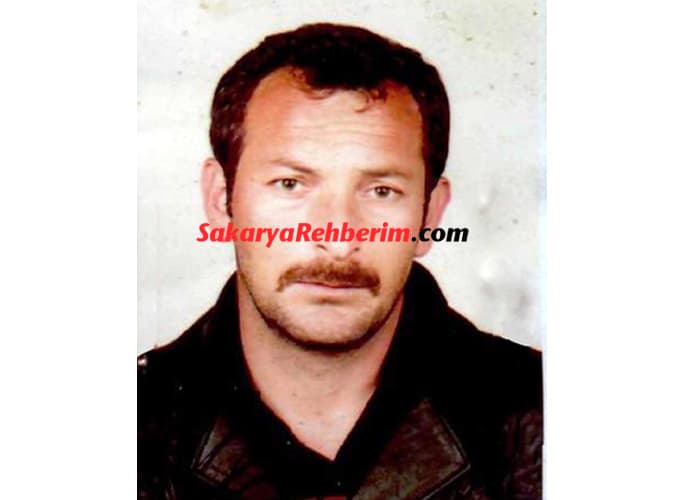 <font face="arial,helvetica,sans-serif" size="2">Pamukova<font size="2">'da</font> eski eşi 9 aylık hamile 32 yaşındaki Neslihan &Ccedil;elik'i &ouml;ld&uuml;r&uuml;p ka&ccedil;tıktan sonra, d&uuml;n gece de Hendek İl&ccedil;esi'nin S&uuml;mb&uuml;ll&uuml; K&ouml;y&uuml;'nde daha &ouml;nce tartıştığı Vedat G&ouml;lc&uuml;&rsquo;y&uuml; tabanca ile bacaklarından vurduğu iddia edilen Osman Safa'nın yakalanması i&ccedil;in polis ve jandarma alarma ge&ccedil;ti. <br /><br />Pamukova'da 5 g&uuml;n &ouml;nce meydana gelen olayda 41 yaşındaki Osman Safa, iddiaya g&ouml;re yaklaşık 2 yıl &ouml;nce boşandıktan sonra başka birisiyle dini nikahla yaşayan ve bu beraberliğinden 9 aylık hamile olan eski eşi Neslihan &Ccedil;elik'i oturduğu evinde tabanca ile vurdu. Neslihan &Ccedil;elik'in karnındaki bebeği ise sağlık ekiplerinin m&uuml;dahalesiyle sezaryenle alındı. Sakarya'a ilk tedavisi yapıldıktan sonra Kocaeli &Uuml;niversitesi Tıp Fak&uuml;ltesi'nde tedavi altına alınan talihsiz bebek de d&uuml;n yaşamını yitirirken, ş&uuml;pheli eski koca d&uuml;n ortaya &ccedil;ıktı. Hendek İl&ccedil;esi'nin S&uuml;mb&uuml;ll&uuml; K&ouml;y&uuml;ne gelen Osman Safa, daha &ouml;nceden tartıştığı Vedat G&ouml;lc&uuml;&rsquo;y&uuml; tabanca ile bacaklarından vurduktan sonra yine ka&ccedil;tı. <br /><br /><font size="3"><strong>Ormanlık alanda aranıyor</strong></font><br /><br />Osman Safa'nın yakalanabilmesi i&ccedil;in Sakarya Emniyet M&uuml;d&uuml;rl&uuml;ğ&uuml; ve Jandarma ekipleri Akyazı ve Hendek il&ccedil;elerindeki fındıklık ve ormanlık alanda aramalarını s&uuml;rd&uuml;r&uuml;yor. Ancak b&ouml;lgenin geniş olması ve katil Osman Safa'nın da b&ouml;lgeyi tanıması nedeniyle arama &ccedil;alışmalarından hen&uuml;z sonu&ccedil; alınamadı. <br /><br />Bu arada Osman Safa'nın tabanca meraklısı olduğu ve daha &ouml;nce 'ruhsatsız silah taşımak ve uyuşturucu madde kullanmak' su&ccedil;larından cezaevinde yattığı belirtildi. Firari ş&uuml;phelinin, başka kişileri de vurmasından endişe ediliyor.</font>