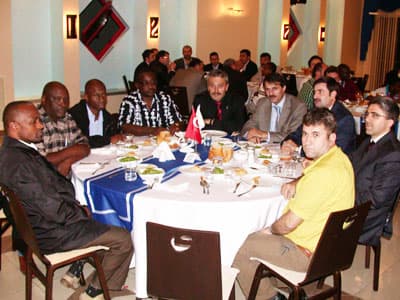 <p><font face="verdana,geneva" size="2">Sakarya milletvekilleri Hasan Ali &Ccedil;elik, Ayhan Sefer &Uuml;st&uuml;n, Sakarya Cumhuriyet Başsavcısı Ferhat Kapıcı, Adalet Komisyonu Başkanı Oğuz &Ccedil;elik, Milli Eğitim M&uuml;d&uuml;r&uuml; Murat Yazıcı, Adapazarı Ticaret ve Sanayi Odası Başkanı Erol &Ouml;zt&uuml;rk, AK Parti İl Başkanı Yusuf Alemdar, CHP İl Başkanı Vahit Serbes, daire m&uuml;d&uuml;rleri ve se&ccedil;kin işadamı topluluğu katıldığı gecenin a&ccedil;ılış konuşmasını SAGİAD Başkanı Neşet Peker yaptı. </font></p><p><font face="verdana,geneva" size="2">Peker'in Kenya heyetini Sakarya'da ağırlamaktan mutlu olduklarını belirterek, <font color="#cc0000">&quot;Biz ticari beklentilerin daha &ccedil;ok dostluk ve kardeşlik k&ouml;pr&uuml;s&uuml;n&uuml; &ouml;nemsiyoruz&quot;</font> şeklindeki konuşması Kenya heyetini duygulandırdı. Heyet Peker'i uzun uzun alkışladı. </font></p><p><font face="verdana,geneva" size="2">Ama&ccedil;larının Kenya'ya mal satmak olmadığını ifade eden Peker, iki &uuml;lkenin de kazanacağı yatırımların yapmak olduğunu kaydetti. </font></p>