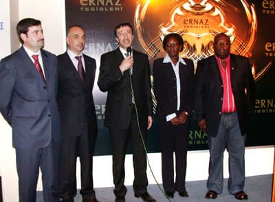 <p><font face="verdana,geneva" size="2">Peker, ATSO ve Sakarya B&uuml;y&uuml;kşehir Belediyesi olarak bir heyet oluşturup Kenya'ya iadei ziyaret ger&ccedil;ekleştireceklerini s&ouml;zlerine ekledi. </font></p><p><font face="verdana,geneva" size="2">Kenya Noirobi Ticaret Odası İletişim M&uuml;d&uuml;r&uuml; George Wawew, Kenya'nın T&uuml;rkiye ile ticaret yapma konusunda &ccedil;ok ciddi bir tutum i&ccedil;inde olduğunu s&ouml;yledi. </font></p><p><font face="verdana,geneva" size="2">Tarihte s&ouml;m&uuml;r&uuml;lm&uuml;ş ve hor g&ouml;r&uuml;lm&uuml;ş toplum olarak T&uuml;rkiye'de g&ouml;rd&uuml;kleri ilginin kendilerine &ccedil;ok şey ifade ettiğini anlatan Wawaw konuşması boyunca duygulandı. </font></p><p><font size="2"><font face="verdana,geneva">Kenya'nın Doğu Afrika'ya a&ccedil;ılan kapı olduğunu dile getiren Wawew şunları kaydetti: <font color="#cc0000">&quot;&Uuml;lkemizde geniş yatırım imkanları mevcut. Demir, &ccedil;ay-kahve, turizm, inşaat, bankacılık, iletişim ve daha bir &ccedil;ok alanda yatırım imkanı bulunuyor. Ortak yatırım, birlikte b&uuml;y&uuml;me d&uuml;ş&uuml;ncesine sahibiz. Biz T&uuml;rk kardeşlerimizden &uuml;lkemize yatırım yapmalarını istiyor ve her t&uuml;rl&uuml; kolaylığı g&ouml;stereceğimize s&ouml;z veriyoruz.&quot; </font></font></font></p>