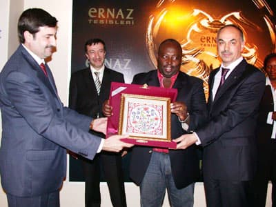 <p><font face="verdana,geneva" size="2">Bardys Bank Dış İlişkiler M&uuml;d&uuml;r&uuml; Camoline Ondage, &uuml;lkesine gelen ve eğitim faaliyetlerini s&uuml;rd&uuml;ren T&uuml;rklerin &ccedil;ok d&uuml;r&uuml;st, &ccedil;ok a&ccedil;ık kalpli ve &ccedil;ok iyi insanlar olduğunu vurguladı. Kenya'da sağlam bir bankacılık sistemi olduğunu dile getiren Ondage, bu konuda işbirliğine hazır olduklarını anlattı. </font></p><p><font face="verdana,geneva" size="2">Programın terc&uuml;manlığını yapan Kenya'daki T&uuml;rk okulunda bilgisayar &ouml;ğretmeni olan Muhterem Dindar'da artı 20 derece hava ısısına sahip &uuml;lkede s&uuml;rekli ilkbahar mevsimi yaşandığını, yatırım yapılması halinde iş&ccedil;i &uuml;cretlerinin sigorta pirimi dahil 200 dolar olduğunu belirtti. </font></p><p><font face="verdana,geneva" size="2">Kenya'daki T&uuml;rk lisesinden mezun olduktan sonra Orta Doğu Teknik &Uuml;niversitesi'nde mimarlık eğitimi alan ve &uuml;lkesinde başarılı bir mimar olan Abd&uuml;lrezzak Warfe, T&uuml;rk işadamlarına yatırım &ccedil;ağrısında bulundu. </font></p><p><font face="verdana,geneva" size="2">Kenya'da alt, &uuml;st yapı, ekonomi ve gelir dağılımında b&uuml;y&uuml;k sıkıntı olduğunu kaydeden Warfe, yatırımcılar i&ccedil;in b&uuml;y&uuml;k fırsatlar olduğunu s&ouml;yledi. </font></p><p><font face="verdana,geneva" size="2">T&uuml;rk işadamlarının &uuml;lkesinde yatırımı d&ouml;rt g&ouml;zle beklediklerini vurgulayan Warfe, <font color="#cc0000">&quot;&Uuml;lkemizde b&uuml;t&uuml;n imkanlar size sunulacak. Hi&ccedil; zaman kaybetmeden gelin. Yarın birlikte gidelim. Oradaki insanları sefil hayattan kurtaralım.&quot;</font> diye konuştu. </font></p><p><font face="verdana,geneva" size="2">G&uuml;ney Afrika'da T&uuml;rk okullarında okuyan iki &ouml;ğrencinin T&uuml;rk&ccedil;e seslendirdiği şiir ve şarkı b&uuml;y&uuml;k alkış aldı. &Ouml;ğrencilerin hediyesini veren Sakarya Milli Eğitim M&uuml;d&uuml;r&uuml; Murat Yazıcı, d&uuml;nyanın 200 &uuml;lkesinde 300 T&uuml;rk okulu bulunduğunu s&ouml;yledi. </font></p><p><font face="verdana,geneva" size="2">Kenyalı heyetin hediyelerini veren Sakarya millet vekilleri de bu g&uuml;zel tablodan etkilendiklerini belirterek, emeği ge&ccedil;en herkese teşekk&uuml;r etti.</font></p>