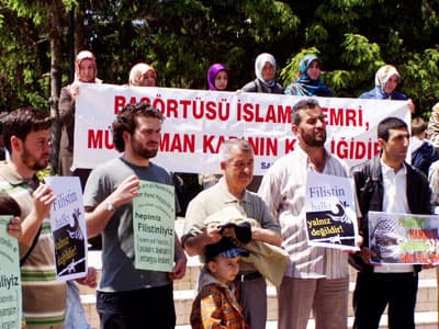 <p align="left"><font face="verdana,geneva"><font size="2">&Ccedil;OLAK, a&ccedil;ıklamasının ilk b&ouml;l&uuml;m&uuml;nde Sakarya Barosu&rsquo;na bağlı avukatların &Ccedil;anakkale&rsquo;de uğradıkları haksızlık şu s&ouml;zlerle protesto edildi:<font color="#cc0000"> </font></font><font size="2" color="#cc0000">&ldquo;Baş&ouml;rt&uuml;s&uuml;ne karşı her yeri yasak alanı kabul eden zihniyet; Sakarya Barosu&rsquo;na bağlı avukatların baş&ouml;rt&uuml;l&uuml; eşlerini gerek&ccedil;e g&ouml;stererek; kafile &uuml;yelerini &uuml;niversiteye bağlı pansiyona almamıştır. Kendisini savunmak i&ccedil;in de kafileyi provokat&ouml;rl&uuml;kle su&ccedil;lamıştır. Sakarya Baş&ouml;rt&uuml;s&uuml; Platformu olarak, 12 Eyl&uuml;l zihniyetiyle hesaplaşılmadığı; darbecilerin ve darbecilere kuklalık eden yasak&ccedil;ıların yargılanmadığı s&uuml;rece bu t&uuml;r haksızlıkların yaşanmaya devam edeceğini bir kez daha hatırlatıyoruz.&rdquo;</font></font></p><p align="left"><font size="2"></font><font face="verdana,geneva" size="2">Adalet ve &ouml;zg&uuml;rl&uuml;k i&ccedil;in &ouml;ncelikle darbeciler, yasak&ccedil;ılar ve bunların uzantısı olan paramiliter yapılarla hesaplaşmak gerektiği ifade edilirken, h&uuml;k&uuml;metin Ergenekon zihniyeti ile pazarlık etmemesi konusunda <font color="#cc0000">şu s&ouml;zlere yer verildi:</font> &ldquo;İ&ccedil;inde bulunduğumuz g&uuml;nler bu sebeple hayati bir &ouml;nem taşımaktadır. Darbe g&uuml;nl&uuml;klerinde darbe planlayıcıları; ama&ccedil;ları ve y&ouml;ntemleriyle birlikte deşifre olmuştur. Ergenekon yapılanmasının kirli ilişkileri belgeleriyle kanıtlanmaktadır. Danıştay saldırısı, Dink cinayeti, Malatya katliamı gibi olaylara karışanlar ne birbirinden bağımsızdır, ne de darbecilerden ayrı bir yapılanma i&ccedil;indedir! Bu tarihi s&uuml;re&ccedil;te ele ge&ccedil;en fırsatları, H&uuml;k&uuml;met&rsquo;in, kendi eliyle darbecilere teslim etmek &uuml;zere olduğunu m&uuml;şahede ediyoruz. Partiyi ve başbakanı kurtarmak i&ccedil;in Ergenekon zihniyetiyle pazarlık yapıldığına dair işaretler &ccedil;oğalıyor. Bu, son derece yanlış ve riskli bir yoldur. Şemdinli&rsquo;de girilen yanlış yolun sonucunu 27 Nisan muhtırasında g&ouml;rm&uuml;şt&uuml;k. Aynı hatayı tekrar yapmanın hi&ccedil;bir makul gerek&ccedil;esi olamaz. H&uuml;k&uuml;met; hem partisini kapattırmamak i&ccedil;in gereken girişimde bulunmak, hem de darbeci ve yasak&ccedil;ı zihniyetle hesaplaşmak zorundadır.&rdquo; </font></p><p align="left"><font face="verdana,geneva" size="2"></font></p><p align="left"><font face="verdana,geneva"><font size="2"></font></font></p>