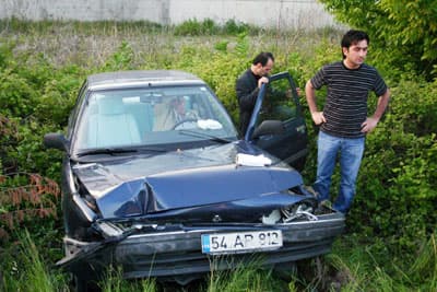 <p><font face="verdana,geneva" size="2">Karap&uuml;r&ccedil;ek -Adapazarı karayolunda meydana gelen kazada iki otomobilin &ccedil;arpışması sonucu <font color="#cc0000">3 kişi yaralandı</font>.<font color="#cc0000"> Yaralılar Vahdettin, M&uuml;zeyyen ve Eren D&uuml;z</font> Toyotasa İlk Yardım ve Travmatoloji Hastanesi'ne kaldırılarak tedavi altına alındı. </font></p><p><font face="verdana,geneva" size="2">D-100 Karayolunun Sakarya K&ouml;pr&uuml;s&uuml; yakınındaki başka bir kazada, Akyazı y&ouml;n&uuml;nden Adapazarı istikametine giden Niyazi Arslan y&ouml;netimindeki <font color="#cc0000">54 AP 812</font> plakalı otomobil, s&uuml;r&uuml;c&uuml;s&uuml;n&uuml;n direksiyon hakimiyetini kaybetmesi sonucu bariyerlere &ccedil;arparak şarampole u&ccedil;tu. Kazada yaralanan s&uuml;r&uuml;c&uuml; <font color="#cc0000">Niyazi Arslan</font> ambulansla Toyotasa İlk Yardım ve Travmatoloji Hastanesi'ne kaldırıldı. </font></p><p><font face="verdana,geneva" size="2">Şeker Mahallesi &Ccedil;evre Yolu &uuml;zerindeki kazada ise Sinan Baltaoğlu'nun kullandığı <font color="#cc0000">54 DS 549</font> plakalı motosiklete s&uuml;r&uuml;c&uuml;s&uuml; ve plakası alınamayan bir ara&ccedil; &ccedil;arpıp ka&ccedil;tı. Yaralanan motosiklet s&uuml;r&uuml;c&uuml;s&uuml; ambulansla Toyotasa İlk Yardım ve Travmatoloji Hastanesi'ne kaldırıldı. </font></p><p><font face="verdana,geneva" size="2">Kazalarla ilgili soruşturmanın s&uuml;rd&uuml;r&uuml;ld&uuml;ğ&uuml; bildirildi.</font></p>