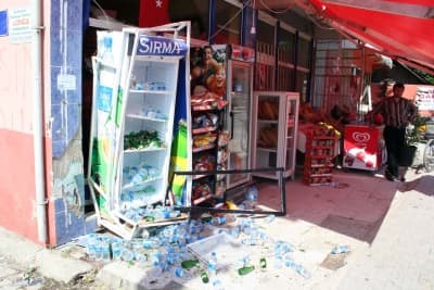 Kamyonet Markete Girdi: 1 Yaralı 