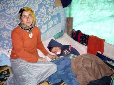 Evleri Yanan Aile Barakada Yaşam Savaşı Veriyor