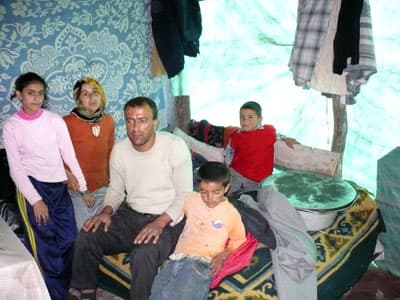 Evleri Yanan Aile Barakada Yaşam Savaşı Veriyor
