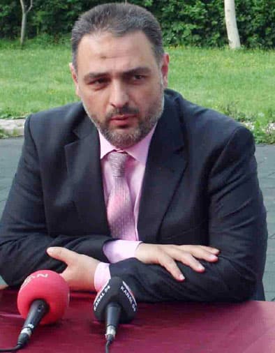 <p><font size="2"><font face="verdana,geneva"><strong>- S&Ouml;ZLEŞMESİ SONA EREN 5 FUTBOLCUMUZLA YOLLARI AYIRDIK -</strong> </font></font></p><p><font face="verdana,geneva" size="2"></font></p><p><font face="verdana,geneva" size="2">&Uuml;z&uuml;nt&uuml;lerini bir ka&ccedil; g&uuml;nden &ouml;teye yaymamaları gerektiğini dile getiren Hacıey&uuml;poğlu, bug&uuml;nden itibaren geleceğin hesaplarını yapmak zorunda olduklarını belirtti. Ge&ccedil;en sezona g&ouml;re &ccedil;ok avantajlı durumda olduklarını anlatan Hacıey&uuml;poğlu, ellerinde bulundukları ligde ciddi anlamda m&uuml;cadele vermiş olan bir kadrolarının olduğunu kaydetti. S&ouml;zleşmeleri biten 5 futbolcuyla yollarını ayırdıklarını s&ouml;yleyen Hacıey&uuml;poğlu, bu futbolcuların yerine transferlerle takviye yapacaklarını bildirdi. </font></p><p><font face="verdana,geneva" size="2">Hacıey&uuml;poğlu, <font color="#cc0000">&quot;Futbolcularımızın i&ccedil;erisinde Ercan, Sedat, Erman, Onur ve Yasin'le s&ouml;zleşmemiz bitti. Bu futbolcularla yollarımızı ayırdık. Diğerleriyle &ouml;n&uuml;m&uuml;zdeki sezonda devam edeceğiz. Ayrıca Vestel Manisaspor'a kiralık olarak verdiğimiz Martinez'i de geri alacağız. S&ouml;zleşmesi devam eden oyuncularımıza teklifler var. Bunları değerlendireceğiz.Yeni sezonda Sakaryaspor'un takımıyla, taraftarıyla şehriyle ve kendisine inan herkesle hak etmiş olduğu s&uuml;per lige &ccedil;ıkacağına inanıyorum. Bizde bu noktada elimizden gelen desteği ve &ccedil;abayı ortaya koyacağız. Sakaryaspor'un yarışmacılığı ve iddiası devam ediyor.&quot;</font> diye konuştu. </font></p><p><font face="verdana,geneva" size="2"></font></p>