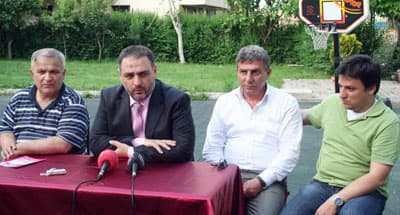 <p><font size="2"><font face="verdana,geneva"><strong>- &Ouml;NCELİKLE COŞKUN DEMİRBAKAN'LA G&Ouml;R&Uuml;ŞECEĞİZ -</strong> </font></font></p><p><font face="verdana,geneva" size="2"></font></p><p><font face="verdana,geneva"><font size="2"><font color="#cc0000">Teknik Direkt&ouml;r Coşkun Demirbakan ile olan s&ouml;zleşmelerinin bu sezonluk olduğunu bildiren Hacıey&uuml;poğlu, Demirbakan'ın teklif g&ouml;t&uuml;recekleri hocalardan biri olduğunu vurguladı. Hacıey&uuml;poğlu, şunları ifade etti;</font> </font><font size="2">&quot;Coşkun hocamızla ilgili s&ouml;zleşmemiz sadece bu sezona ilişkindi. Hocamızla bir araya gelmedik. &Ouml;ncelikle bir araya geleceğiz. Bu g&ouml;r&uuml;şmede hocamızla bazı şeyleri netleştireceğiz. Bu arada kendisinede başka kul&uuml;plerden teklif gelirse, bu s&uuml;re i&ccedil;erisinde onada engel olmayacağız. 15-20 g&uuml;n i&ccedil;inde bir değerlendirme yapıp, Coşkun hocayla karar kılarsak, hocamızada bir teklif g&ouml;t&uuml;rebiliriz.&quot; </font></font></p><p><font face="verdana,geneva" size="2"></font></p><p><font size="2"><font face="verdana,geneva"><strong>- EN B&Uuml;Y&Uuml;K ENGEL VERGİ BOR&Ccedil;LARI -</strong> </font></font></p><p><font face="verdana,geneva" size="2"></font></p><p><font face="verdana,geneva" size="2">Sakaryaspor'un doğrudan gelirlerinin &ouml;n&uuml;ndeki en b&uuml;y&uuml;k engelin vergi bor&ccedil;ları olduğunu belirten Hacıey&uuml;poğlu, bu sorunun mecliste g&ouml;r&uuml;ş&uuml;lmeye başlanacak olan tasarıyla sona ereceğini kaydetti. </font></p><p><font size="2"><font face="verdana,geneva"><font color="#cc0000"><strong>Hacıey&uuml;poğlu,</strong></font> &quot;Vergi bor&ccedil;larıyla ilgili olarak Sakaryaspor'un &ouml;n&uuml;nde &ccedil;ok ciddi bir engel vardı. Yarın meclisin g&uuml;ndemine geleceği bize s&ouml;ylenen bir tasarı var. Burada vergi bor&ccedil;ları 10 yıla yayılıyor. Bence Sakaryaspor'un doğrudan gelirlerinin &ouml;n&uuml;ndeki en b&uuml;y&uuml;k engelde yarın meclisten ge&ccedil;ecek veya g&ouml;r&uuml;ş&uuml;lmeye başlanacak olan tasarıyla sona erecektir. Bu bakımdan Sakaryaspor'un doğrudan gelirlerini engelleyecek hi&ccedil; bir engel kalmamış oluyor. Bu bakımdan &ouml;n&uuml;m&uuml;zdeki sezon &ccedil;ok rahat bir Sakaryaspor olacak.&quot;<font color="#cc0000"><strong> şeklinde konuştu. </strong></font></font></font></p>