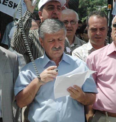 <font face="verdana,geneva"><font size="2">Mustafa Şerit, eğitim, sağlık, haberleşme, enerji başta olmak &uuml;zere bug&uuml;n halkın doğal gereksinimlerini karşılayan mal ve hizmet &uuml;retimlerinin sermayenin insafına ve kar g&uuml;d&uuml;s&uuml;ne terk edilmek istendiğini belirterek <font color="#cc0000"><strong>ş&ouml;yle konuştu:</strong></font> &quot;&Ouml;zelleştirilmesi akıl dışı olan mal ve hizmet &uuml;retimleri rekabet getirme ve kalite artırma gibi asılsız fakat s&uuml;sl&uuml; s&ouml;zlerle ambalajlanırken, &ouml;zelleştirilen kuruluşların &uuml;rettiği mal ve hizmetlere alım garantileri verilerek daha baştan &ouml;zelleştirmenin ama&ccedil;ları itiraf edilmektedir. &Ouml;zelleştirmelerle, sendikasızlaştırma ve taşeronlaştırma başta olmak &uuml;zere &ccedil;alışma yaşamına yoğun saldırılar yapılmaktadır. Ayrıca meslek &ouml;rg&uuml;tleri ve sendikaların hukuksal m&uuml;cadelesi her t&uuml;rl&uuml; y&ouml;ntem ile bastırılmak istenmekte, bu m&uuml;cadeleyi y&uuml;r&uuml;ten meslek &ouml;rg&uuml;tleri ve sendikaların susturulması i&ccedil;in ele ge&ccedil;irme &ccedil;alışmaları ayyuka &ccedil;ıkmıştır.&quot; <br /><br />Enerji gibi hassas ve kamusal bir hakkın bile sadece kar-zarar &ouml;l&ccedil;eğinde ele alındığını ve merkezi planlama ve işletme g&ouml;z ardı edilerek &uuml;lkenin enerji sisteminin b&uuml;y&uuml;k &ouml;l&ccedil;&uuml;de b&uuml;y&uuml;k bir risk altına itilmekte olduğunu belirten <font color="#cc0000"><strong>Şerit, s&ouml;zlerini ş&ouml;yle tamamladı:</strong></font> &quot;Doğalgazda her kış yaşanan sorunlar ortadayken, doğalgaz dağıtım şirketleri &ouml;zelleştirilmekte veya daha baştan &ouml;zel sekt&ouml;r eliyle işletilmeye a&ccedil;ılmaktadır. Bug&uuml;ne kadar yaşanan b&uuml;t&uuml;n &ouml;zelleştirmeler kamu vicdanında g&uuml;vensizlik yaşatmışken, kimi &ouml;zelleştirmeler y&uuml;ce divan ya da mahkemelerce yargılanmışken, yeni &ouml;zelleştirmelerin arka planının halktan saklanması imkansız. Kamusal hak olan enerji kamu hizmeti yaklaşımı ile birlikte planlanmalı ve y&ouml;netilmelidir. Bug&uuml;n &ouml;n&uuml;m&uuml;ze getirilen SEDAŞ'ın &ouml;zelleştirilmesi 1980'lerden beri s&uuml;re gelen &ouml;zelleştirme politikalarının devamıdır.&quot; <br /><br />Grup &uuml;yeleri, <font color="#cc0000"><strong>&quot;SEDAŞ halkındır satılamaz&quot;, &quot;Enerji kamusaldır, &ouml;zelleştirilemez&quot;</strong></font> şeklinde slogan attıktan sonra dağıldı. </font><br /></font>