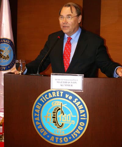 <font face="verdana,geneva" size="2">Sakarya'nın ihracatında temel &uuml;r&uuml;nlerin ağırlıklı olarak otomobil, otomotiv yedek par&ccedil;alarından oluştuğunu belirten &Ouml;zt&uuml;rk, ilin dış ticaret bağlantılarının, ihracat ve ithalat ağırlıklı işlerle uğraşan sanayici ile t&uuml;ccar sayısının her ge&ccedil;en g&uuml;n hızlı bir şekilde arttığını belirtti.<br /><br />Almanya'nın İstanbul Başkonsolosu Matthias Von Kummer ise, Almanya'nın T&uuml;rkiye'nin bir numaralı ticari ortağı olduğunu dile getirerek, &uuml;lkesinde 3 milyon T&uuml;rk vatandaşı ile 1 milyon T&uuml;rk k&ouml;kenli Alman vatandaşının yaşadığını kaydetti. T&uuml;rk - Alman ilişkilerinin Osmanlılar d&ouml;neminden bu yana devam ettiğini, ekonomik-sosyal ve askeri konularda tarihin her d&ouml;neminde işbirliği ve kader ortaklığı yaptıklarını belirten Kummer, <font color="#cc0000">&ldquo;Aynı cephede omuz omuza savaşan askerlerin torunları olduğumuz i&ccedil;in iki &uuml;lke ilişkilerinin &ccedil;ok daha iyi olması gerekmektedir. T&uuml;rkiye son 6 yıl i&ccedil;inde &ccedil;ok b&uuml;y&uuml;k gelişme g&ouml;sterdi ve ilerleme kaydetti. T&uuml;rkiye bununla gurur duymalı&rdquo;</font> şeklinde konuştu.<br /><br /><strong><font color="#cc0000">T&uuml;rkiye'nin y&uuml;zde 4,5'luk b&uuml;y&uuml;mesinin &ccedil;ok iyi bir rakam olduğunu dile getiren Kummer,</font></strong> &quot;T&uuml;rkiye ve Avrupa Ekonomik Birliği arasında imzalanan Ankara S&ouml;zleşmesi, T&uuml;rkiye ve Almanya i&ccedil;in &ccedil;ok olumlu bir anlaşma. Bu anlaşmaya m&uuml;teakiben T&uuml;rkiye, Almanya'ya iş&ccedil;i g&ouml;ndermeye başladı. Savaştan yeni &ccedil;ıkmış ve iş&ccedil;iye ihtiyacı olan Almanya ile işsizlik sorunu yaşayan T&uuml;rkiye arasında işbirliği sayesinde Almanya'dan T&uuml;rkiye'ye yaklaşık 11 milyar avroluk bir para transferi ger&ccedil;ekleşti ve ayrıca &ccedil;alışmak i&ccedil;in Almanya'ya gelen iş&ccedil;iler kendi &uuml;lkelerinin gelişimine &ouml;nemli katkılar sağladı&quot; dedi.<br />T&uuml;rkiye-Avrupa Birliği ilişkileri konusunda da d&uuml;ş&uuml;ncelerini dile getiren Kummer, T&uuml;rkiye'nin artık AB'ye &uuml;yelik konusunda teredd&uuml;tleri ve kararsızlığının s&ouml;z konusu olmadığını, 3 Ekim 2005 tarihinde imzalanan m&uuml;zakere ile yeni bir s&uuml;rece girdiğini s&ouml;yleyerek, &quot;Bu s&uuml;re&ccedil; artık AB'ye tam &uuml;ye olmak istiyoruz anlamına geliyor. İmzalanan m&uuml;zakere s&uuml;recinde a&ccedil;ılan 35 başlık ile ilgili şartları d&uuml;zenlemek gerekiyor. Bu &ccedil;ok kolay olmayacak, elbette zor başlıklar var. &Ouml;zellikle insan hakları, yargı, anayasa d&uuml;zenlemeleri gibi başlıklar, ekonomik başlıklar d&uuml;zenlenmesinden daha uzun s&uuml;reli ve zor konular. Ancak T&uuml;rkiye'yi AB &uuml;yesi olarak g&ouml;rmek istiyoruz&quot; <font color="#cc0000"><strong>diye konuştu.</strong></font><br /><br /></font>