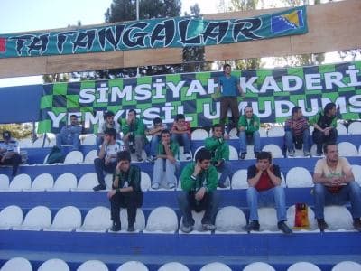 <p><font face="verdana,geneva" size="2"></font></p><font face="verdana,geneva" size="2">Sahadaki başarısızlığın faturası ya teknik kadroya ya da futbolculara kesilir, y&ouml;neticiler başarısızlıktan muaf tutulurdu. &Ccedil;&uuml;nk&uuml; g&ouml;rev verildiğinde &ldquo;hayır&rdquo; deme şansları olmadığı gibi, &ldquo;onay&rdquo; almadan bırakma l&uuml;ksleri de yoktu.</font> <p><font face="verdana,geneva" size="2">Koca şehirde; on yılda kul&uuml;be giren - &ccedil;ıkan paranın miktarını bilen 10 tane adam olmaması, kimsenin umurunda değildi.</font></p><p><font face="verdana,geneva" size="2">Y&uuml;zde 49 hissenin sahibi Sakaryaspor Derneği&rsquo;nin yerini, o derneğin kendi y&ouml;neticilerinin dahi bilmemesi, hi&ccedil; &ouml;nemli değildi.</font></p><p><font face="verdana,geneva" size="2">On yılda 10 başkan, 50 y&ouml;netici, 10 teknik kadro ve y&uuml;zlerce futbolcunun gelip ge&ccedil;miş olması, ONURSAL kadroyu hi&ccedil; rahatsız etmiyordu.</font></p><p><font face="verdana,geneva" size="2">Ve koca sene, bir y&ouml;neticinin sponsorluğunda deplasmana giden ve başka takım tuttuğunu s&ouml;ylemekten utanmayan insanların s&uuml;r&uuml;klediği basın; bir yerlerden gelen emirlerle bu ger&ccedil;ekleri ikinci plana iten haberler yaparak, kendilerine bi&ccedil;ilen rol&uuml; hakkıyla sahneliyordu.</font></p>